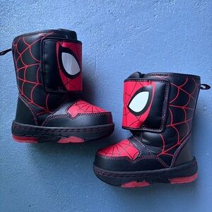 Kids Spider Web Winter Boots in Red and Black